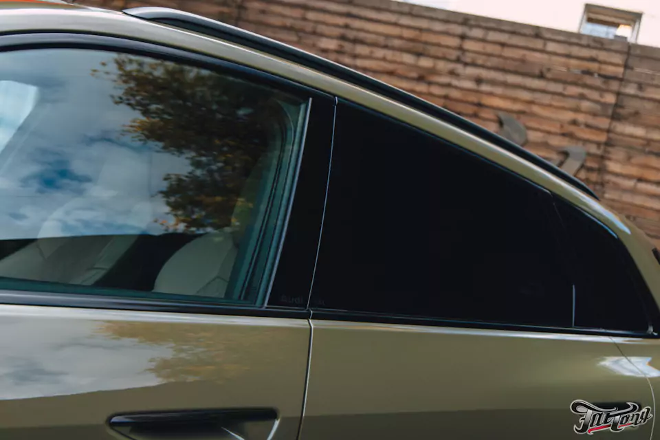 Забронировали Audi Q5 L прозрачным глянцевым полиуретаном, выполнили шумоизоляцию дверей и арок, установили видеорегистратор